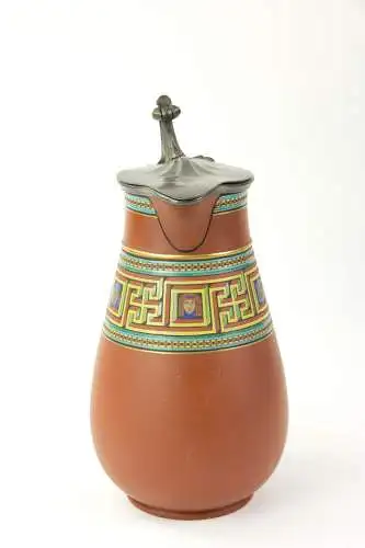 Birnkrug, um 1900, gemarkt Atkin Brothers, Sheffield, rote Keramik, umlaufend polychrome und goldene Bemalung im griechischen, antiken Stil, mit Zinndeckel, dieser defekt, Gebrauchsspuren. H: 22 cm.