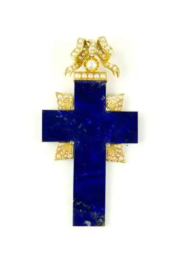 Pektorale (Brustkreuz), 19. Jh., russisch?, Kreuz aus Lapislazuli gefertigt, mit einer Montur aus Gold, ungestempelt, (22 Karat, geprüft), auf der Vorderseite in den Kreuzarmen goldene Strahlen mit Flussperlen, und jeweils ein Diamant mit Altschliff...