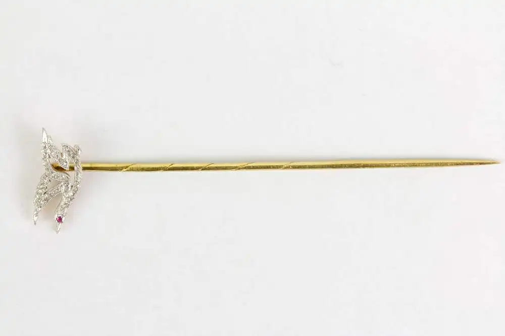 Krawattennadel, um 1900, Platin und 585er-Gelbgold, fliegende Ente, mit Diamanten und Auge mit Rubin besetzt, hochwertige Juwelierarbeit, Provenienz: Hugo von Reischach, letzter Oberhofmarschall des Kaisers, Gebrauchsspuren. L: 7,2 cm, 2,3 g. 1