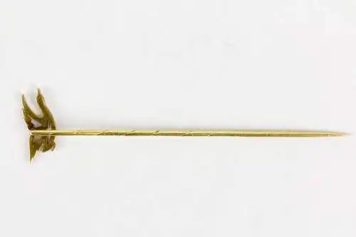 Krawattennadel, um 1900, Platin und 585er-Gelbgold, fliegende Ente, mit Diamanten und Auge mit Rubin besetzt, hochwertige Juwelierarbeit, Provenienz: Hugo von Reischach, letzter Oberhofmarschall des Kaisers, Gebrauchsspuren. L: 7,2 cm, 2,3 g.