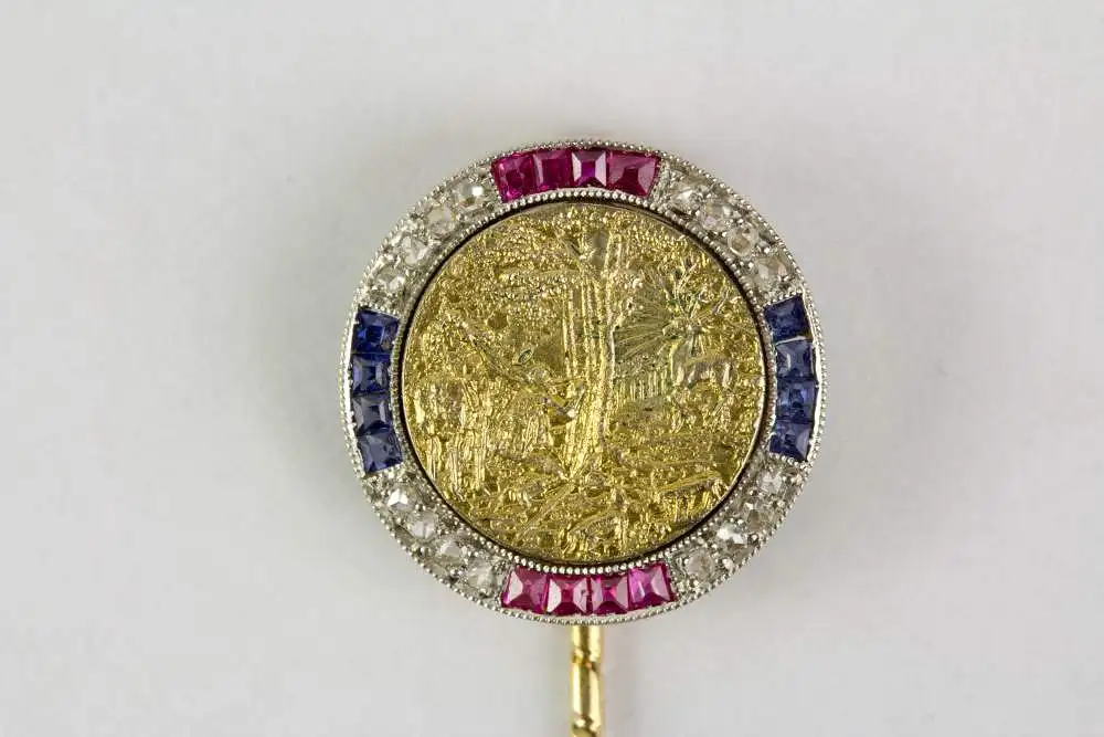 Krawattennadel, um 1900, Gold, Medaille mit Hubertusmotiv (sehr starke Ähnlichkeit mit dem St.-Hubertus-Orden des Grafen von Sporck), umrandet von Diamanten, Saphiren und Rubinen in Kissenschliff, feine Juwelierarbeit, Provenienz: Hugo von Reischach,... 0