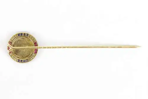 Krawattennadel, um 1900, Gold, Medaille mit Hubertusmotiv (sehr starke Ähnlichkeit mit dem St.-Hubertus-Orden des Grafen von Sporck), umrandet von Diamanten, Saphiren und Rubinen in Kissenschliff, feine Juwelierarbeit, Provenienz: Hugo von Reischach,...