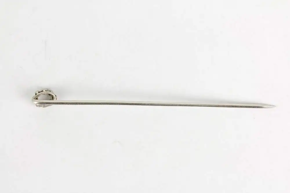 Krawattennadel, um 1900, 585er-Weißgold, in Form eines 