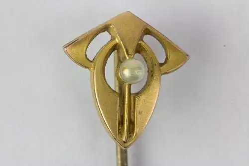 Krawattennadel, Jugendstil, um 1910, vergoldet, plastisches Jugendstilelement mit Flussperle. L: 6,8 cm.