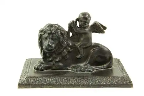 Briefbeschwerer, Anf. 19. Jh., Berliner Eisen, Putto mit Harfe auf Löwe sitzend, auf rechteckiger Grundplatte montiert, Harfe beschädigt, Gebrauchsspuren, L: 13 cm, H: 8 cm.