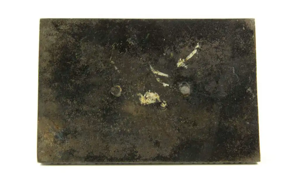 Briefbeschwerer, Anf. 19. Jh., Berliner Eisen, Putto mit Harfe auf Löwe sitzend, auf rechteckiger Grundplatte montiert, Harfe beschädigt, Gebrauchsspuren, L: 13 cm, H: 8 cm. 2