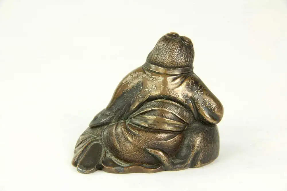 Figur, Japan, 19./20. Jh., Bronze, OKIMONO (jap. 置物, wörtlich: „Hinstellding“, typisch japanische Kunstschnitzarbeiten aus der Zeit der Meiji-Periode), Kind, das Zeige streichelt, Gebrauchsspuren, H: 5 cm. 2