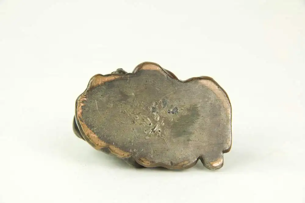 Figur, Japan, 19./20. Jh., Bronze, OKIMONO (jap. 置物, wörtlich: „Hinstellding“, typisch japanische Kunstschnitzarbeiten aus der Zeit der Meiji-Periode), Kind, das Zeige streichelt, Gebrauchsspuren, H: 5 cm. 4