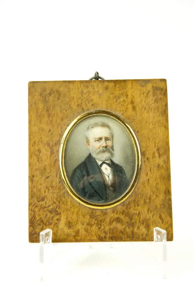 Ovale Miniatur, 2. Hälfte 19. Jh., auf Papier, Darstellung eines älteren Herren in sehr feiner Malerei, undeutlich signiert D. Bazatin?, leichte Gebrauchsspuren, im rechteckigen Holzrahmen, Miniatur: H: 6,5 cm, B: 5,5 cm, Rahmen: H: 11 cm, B: 9,5 cm. 0