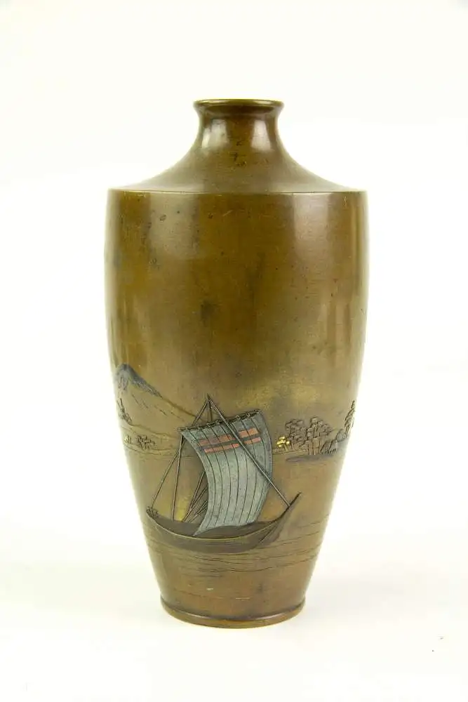 Vase, Japan, Meiji-Zeit, um 1900, Bronze, im Hintergrund Ansicht des Fuji, im Vordergrund halbplastisch aufgesetztes Segelboot, Tauschierungen in Kupfer, Silber und Gold, leichte Gebrauchsspuren. H: 15,5 cm. 0