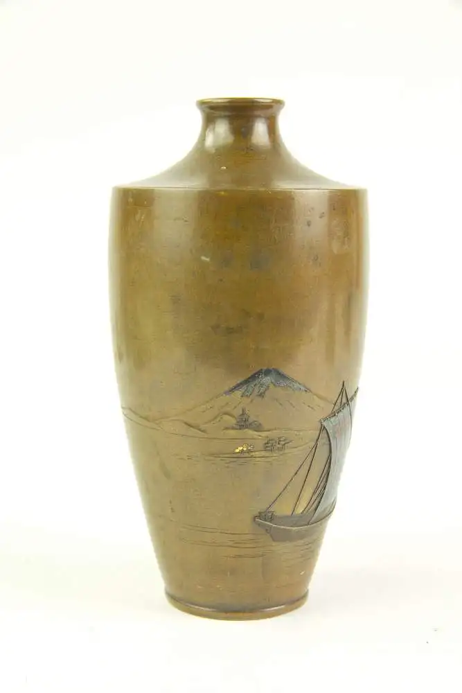 Vase, Japan, Meiji-Zeit, um 1900, Bronze, im Hintergrund Ansicht des Fuji, im Vordergrund halbplastisch aufgesetztes Segelboot, Tauschierungen in Kupfer, Silber und Gold, leichte Gebrauchsspuren. H: 15,5 cm. 1