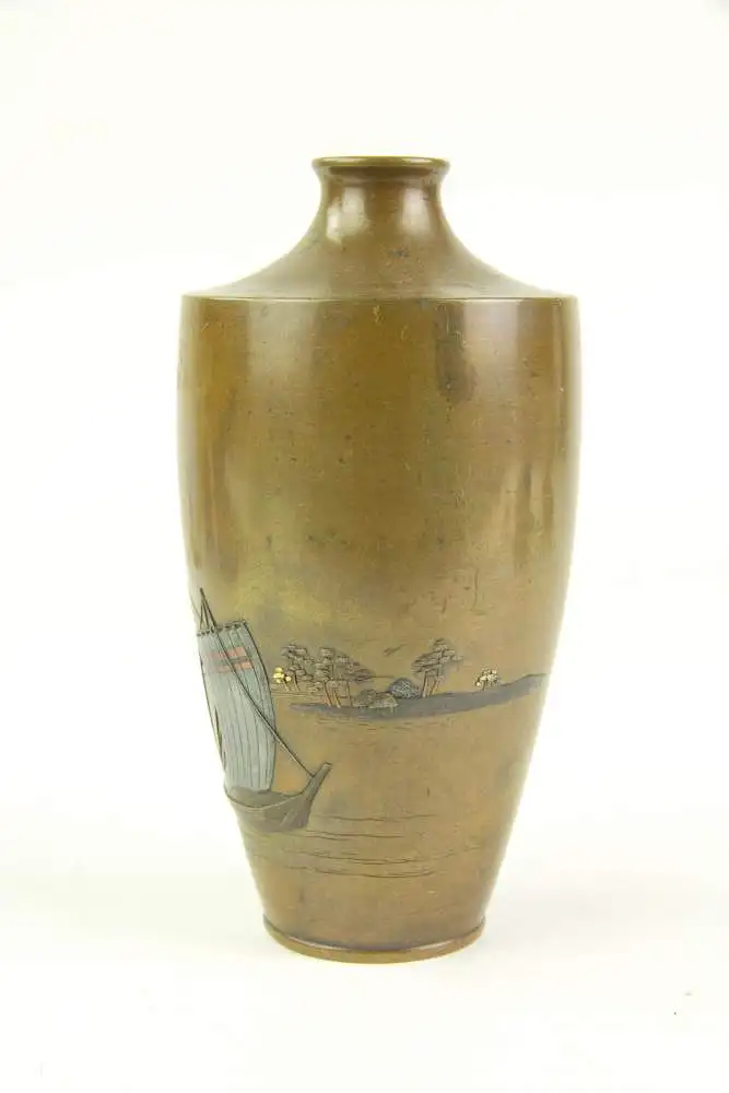 Vase, Japan, Meiji-Zeit, um 1900, Bronze, im Hintergrund Ansicht des Fuji, im Vordergrund halbplastisch aufgesetztes Segelboot, Tauschierungen in Kupfer, Silber und Gold, leichte Gebrauchsspuren. H: 15,5 cm. 2