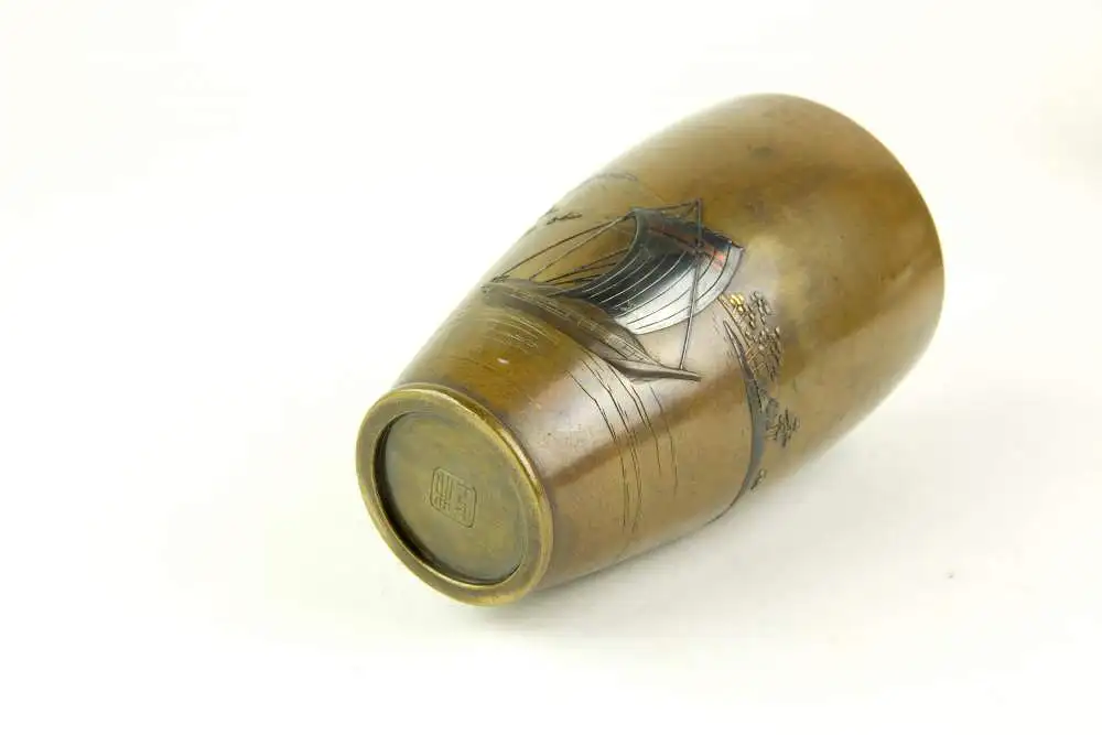 Vase, Japan, Meiji-Zeit, um 1900, Bronze, im Hintergrund Ansicht des Fuji, im Vordergrund halbplastisch aufgesetztes Segelboot, Tauschierungen in Kupfer, Silber und Gold, leichte Gebrauchsspuren. H: 15,5 cm. 3