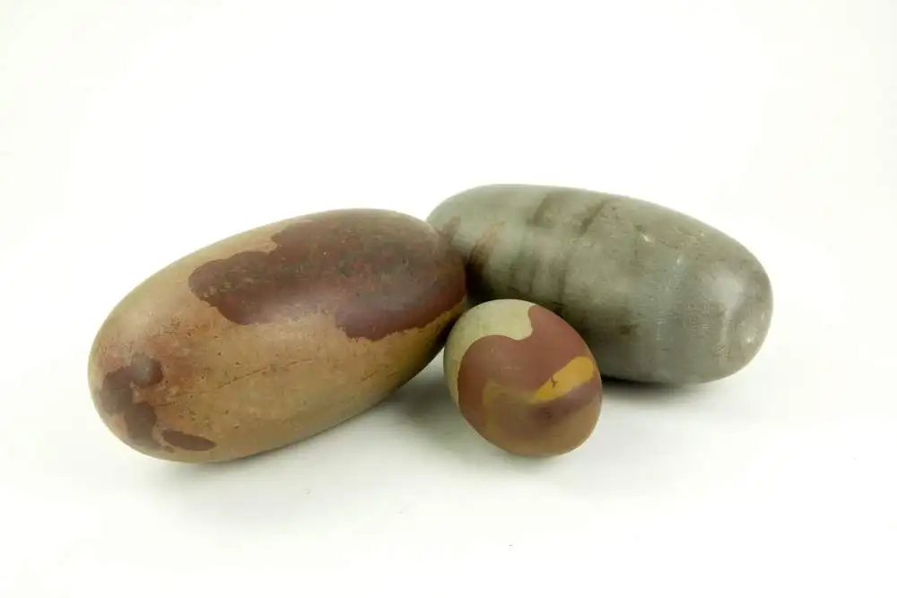 3 Shiva Lingam Steine, 20. Jh., Symbol des Phallus als Sinnbild des Shivas, unbeschädigt, 2x L: 20 cm, 1x L: 10 cm. 0