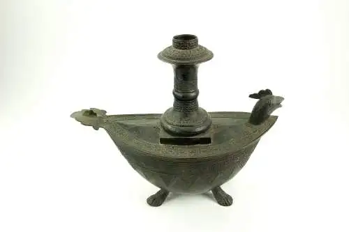 Kendi, Indonesien/Sumatra, 19. Jh., Bronze, mit Ornamenten verziert, in Form eines Schiffes auf Tierfüßen, Ausguss als Vogelkopf gearbeitet, Gebrauchsspuren, guter Zustand. L: 28,5 cm.