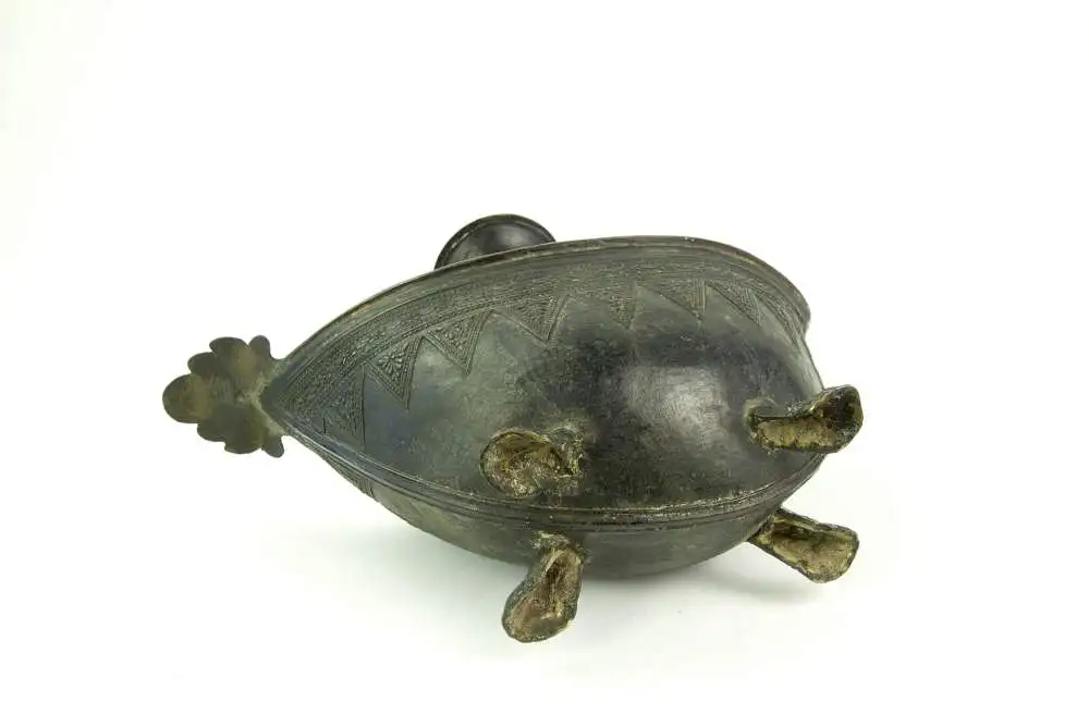 Kendi, Indonesien/Sumatra, 19. Jh., Bronze, mit Ornamenten verziert, in Form eines Schiffes auf Tierfüßen, Ausguss als Vogelkopf gearbeitet, Gebrauchsspuren, guter Zustand. L: 28,5 cm. 3