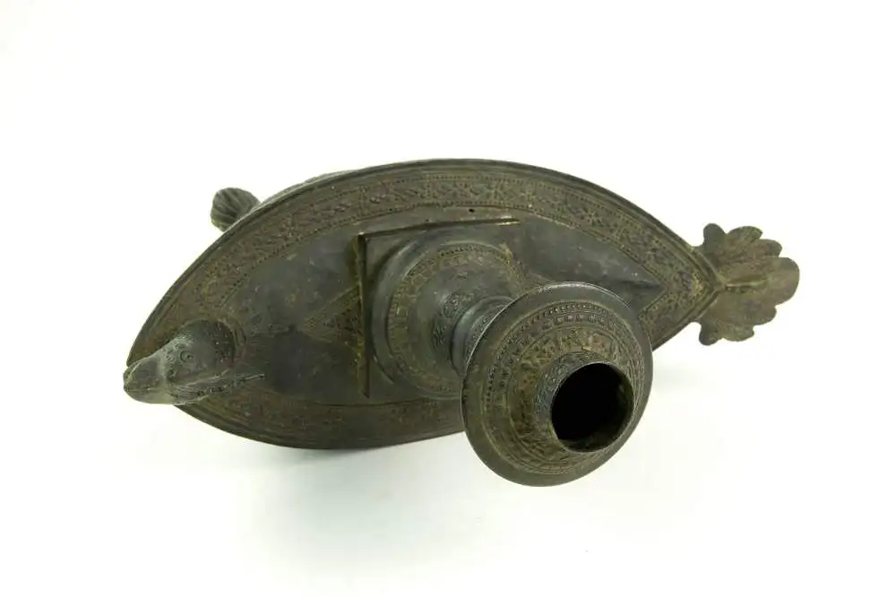 Kendi, Indonesien/Sumatra, 19. Jh., Bronze, mit Ornamenten verziert, in Form eines Schiffes auf Tierfüßen, Ausguss als Vogelkopf gearbeitet, Gebrauchsspuren, guter Zustand. L: 28,5 cm. 4