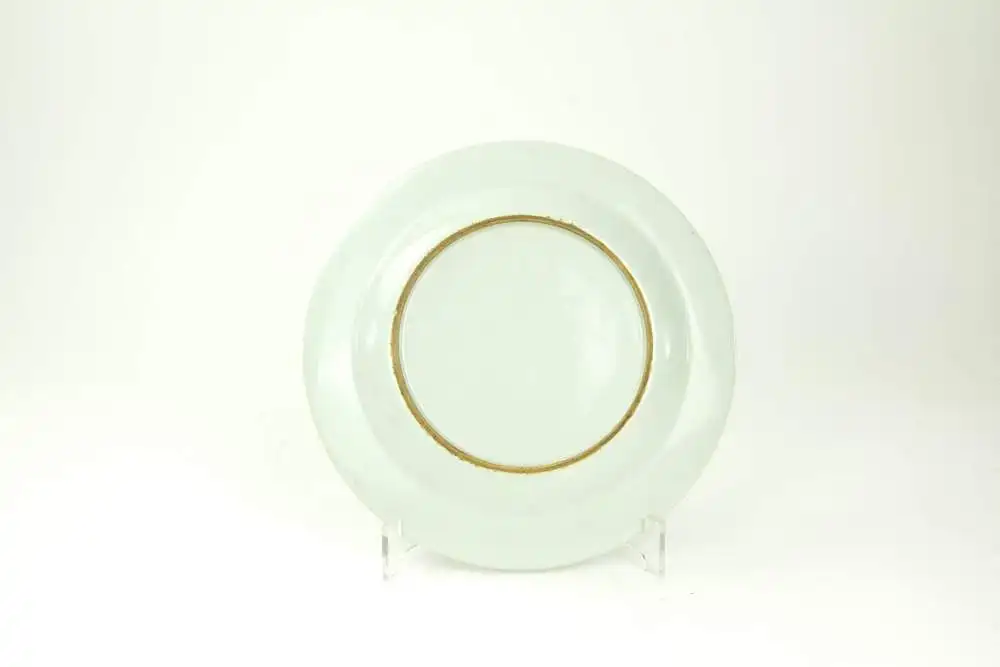 Teller,  China, 19./20. Jh., ungemarkt, im Spiegel mit zwei Drachen in Blaumalerei verziert, Fahne mit Wellen bemalt, leichte Gebrauchsspuren, unbeschädigt, D: 23 cm. 1