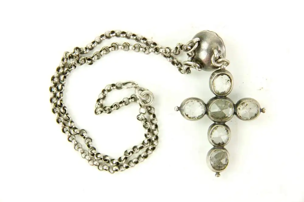 Pektorale,  2. Hälfte 18. Jh., Silber, ungemarkt, gefasste, geschliffene Bergkristallsteine, schöne Silberschmiedarbeit, originale, gekürzte Erbskette, getragen, Gebrauchsspuren, Kreuz L: 5,5 cm. Provenienz: Fränkischer Adel 1