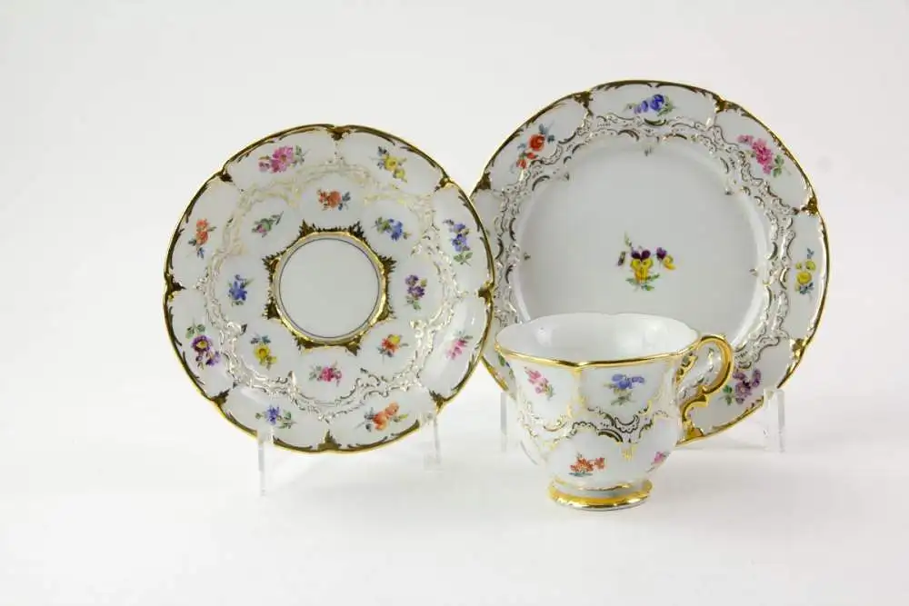 Gedeck, Anf. 20. Jh., gemarkt Meißen, gemarkt, Schwertermarke, 2. Wahl, bemalt mit Streublümchen, reich goldverziert, unbeschädigt, Gebrauchsspuren, Tassenhöhe: 8 cm. 1