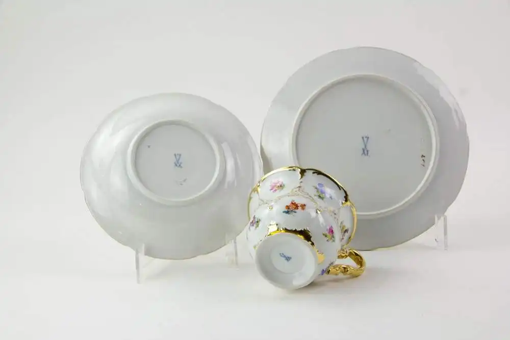 Gedeck, Anf. 20. Jh., gemarkt Meißen, gemarkt, Schwertermarke, 2. Wahl, bemalt mit Streublümchen, reich goldverziert, unbeschädigt, Gebrauchsspuren, Tassenhöhe: 8 cm. 2