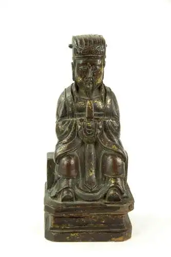 Figur, China, Ming Dynastie, 18. Jh., Eisen, überzogen mit Rotlack, teilweise mit Gold bemalt, Wenchang Wang, Daoistischer Gott der Kunst und Literatur, sitzend, mit Robe, Kopfbedeckung und Hu-Stab in den Händen, gefaltete Hände, auf Sockel, Reste...