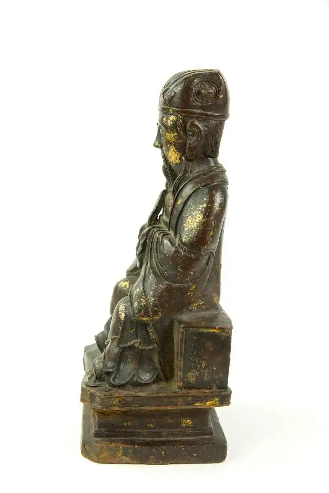 Figur, China, Ming Dynastie, 18. Jh., Eisen, überzogen mit Rotlack, teilweise mit Gold bemalt, Wenchang Wang, Daoistischer Gott der Kunst und Literatur, sitzend, mit Robe, Kopfbedeckung und Hu-Stab in den Händen, gefaltete Hände, auf Sockel, Reste... 1