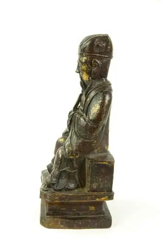 Figur, China, Ming Dynastie, 18. Jh., Eisen, überzogen mit Rotlack, teilweise mit Gold bemalt, Wenchang Wang, Daoistischer Gott der Kunst und Literatur, sitzend, mit Robe, Kopfbedeckung und Hu-Stab in den Händen, gefaltete Hände, auf Sockel, Reste...