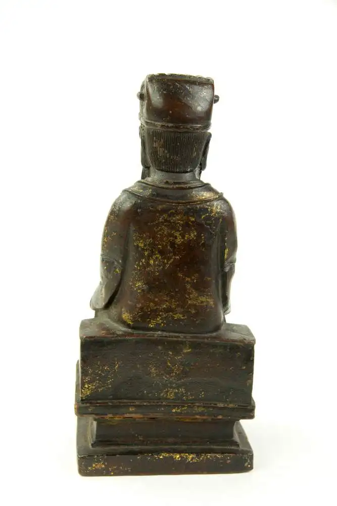 Figur, China, Ming Dynastie, 18. Jh., Eisen, überzogen mit Rotlack, teilweise mit Gold bemalt, Wenchang Wang, Daoistischer Gott der Kunst und Literatur, sitzend, mit Robe, Kopfbedeckung und Hu-Stab in den Händen, gefaltete Hände, auf Sockel, Reste... 2