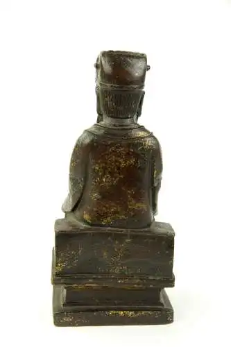 Figur, China, Ming Dynastie, 18. Jh., Eisen, überzogen mit Rotlack, teilweise mit Gold bemalt, Wenchang Wang, Daoistischer Gott der Kunst und Literatur, sitzend, mit Robe, Kopfbedeckung und Hu-Stab in den Händen, gefaltete Hände, auf Sockel, Reste...