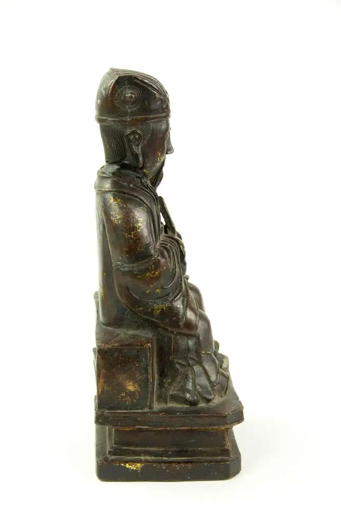 Figur, China, Ming Dynastie, 18. Jh., Eisen, überzogen mit Rotlack, teilweise mit Gold bemalt, Wenchang Wang, Daoistischer Gott der Kunst und Literatur, sitzend, mit Robe, Kopfbedeckung und Hu-Stab in den Händen, gefaltete Hände, auf Sockel, Reste... 3