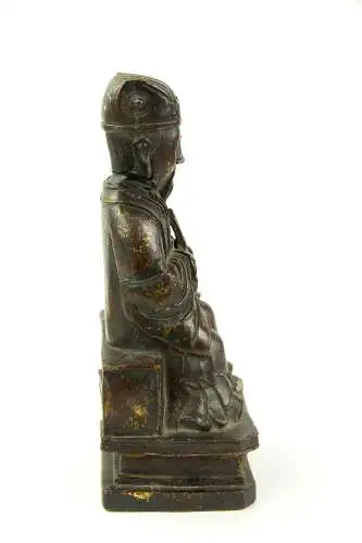 Figur, China, Ming Dynastie, 18. Jh., Eisen, überzogen mit Rotlack, teilweise mit Gold bemalt, Wenchang Wang, Daoistischer Gott der Kunst und Literatur, sitzend, mit Robe, Kopfbedeckung und Hu-Stab in den Händen, gefaltete Hände, auf Sockel, Reste...