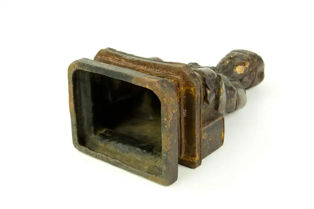 Figur, China, Ming Dynastie, 18. Jh., Eisen, überzogen mit Rotlack, teilweise mit Gold bemalt, Wenchang Wang, Daoistischer Gott der Kunst und Literatur, sitzend, mit Robe, Kopfbedeckung und Hu-Stab in den Händen, gefaltete Hände, auf Sockel, Reste... 4