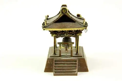 Kleiner Tempel, Japan, 19./20. Jh., Bronze mit Vergoldungen, OKIMONO, kleiner Tempel mit Glocke, Gebrauchsspuren, H: 6 cm.