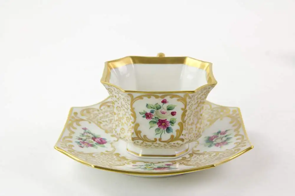 Tasse und Untertasse, Anf. 20. Jh., gemarkt Rosenthal, verziert mit Rosen- und Goldmalerei, unbeschädigt, H: 6 cm 1