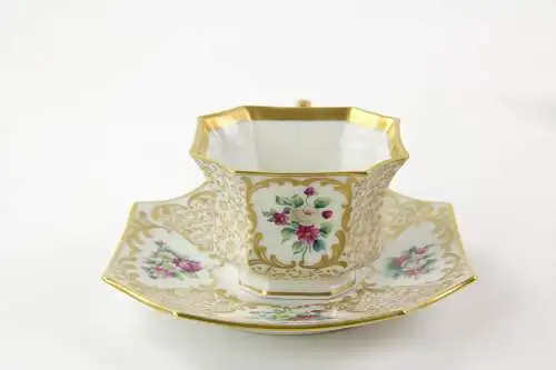 Tasse und Untertasse, Anf. 20. Jh., gemarkt Rosenthal, verziert mit Rosen- und Goldmalerei, unbeschädigt, H: 6 cm