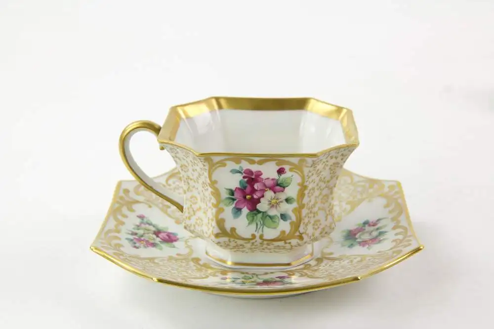 Tasse und Untertasse, Anf. 20. Jh., gemarkt Rosenthal, verziert mit Rosen- und Goldmalerei, unbeschädigt, H: 6 cm 2