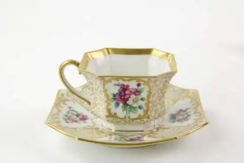 Tasse und Untertasse, Anf. 20. Jh., gemarkt Rosenthal, verziert mit Rosen- und Goldmalerei, unbeschädigt, H: 6 cm