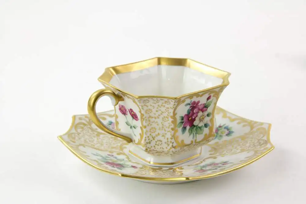 Tasse und Untertasse, Anf. 20. Jh., gemarkt Rosenthal, verziert mit Rosen- und Goldmalerei, unbeschädigt, H: 6 cm 3