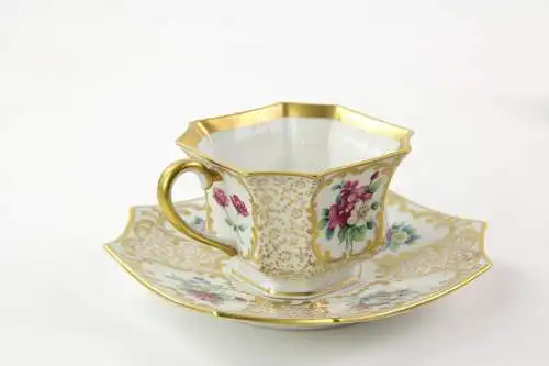 Tasse und Untertasse, Anf. 20. Jh., gemarkt Rosenthal, verziert mit Rosen- und Goldmalerei, unbeschädigt, H: 6 cm