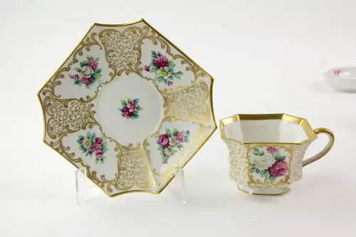 Tasse und Untertasse, Anf. 20. Jh., gemarkt Rosenthal, verziert mit Rosen- und Goldmalerei, unbeschädigt, H: 6 cm