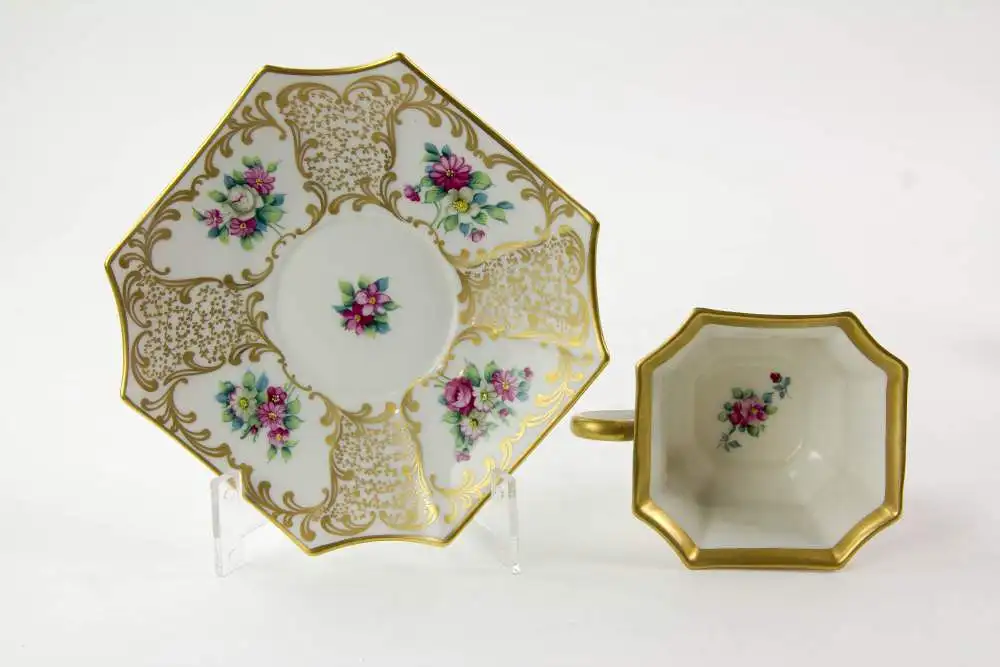 Tasse und Untertasse, Anf. 20. Jh., gemarkt Rosenthal, verziert mit Rosen- und Goldmalerei, unbeschädigt, H: 6 cm 5