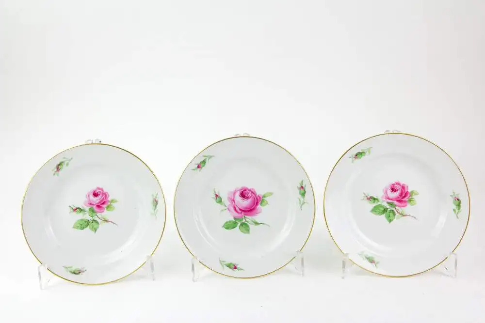 Service, 2. Hälfte 19. Jh., gemarkt Meißen, mit Rosen bemalt, goldverziert, Tassen mit bauchiger Form und hochgezogenem Henkel mit Schwanenkopf, 6-teilig, Kaffeekanne, Sahnekännchen, Zuckerdose mit Rosenknospe als Knauf, Vase, unbeschädigt. 2