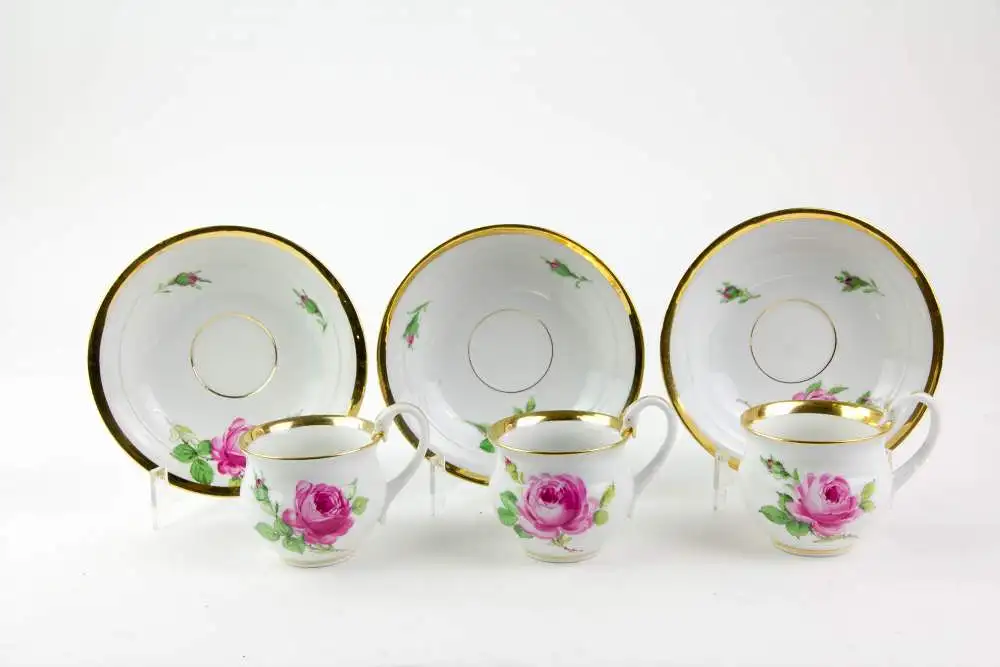 Service, 2. Hälfte 19. Jh., gemarkt Meißen, mit Rosen bemalt, goldverziert, Tassen mit bauchiger Form und hochgezogenem Henkel mit Schwanenkopf, 6-teilig, Kaffeekanne, Sahnekännchen, Zuckerdose mit Rosenknospe als Knauf, Vase, unbeschädigt. 3