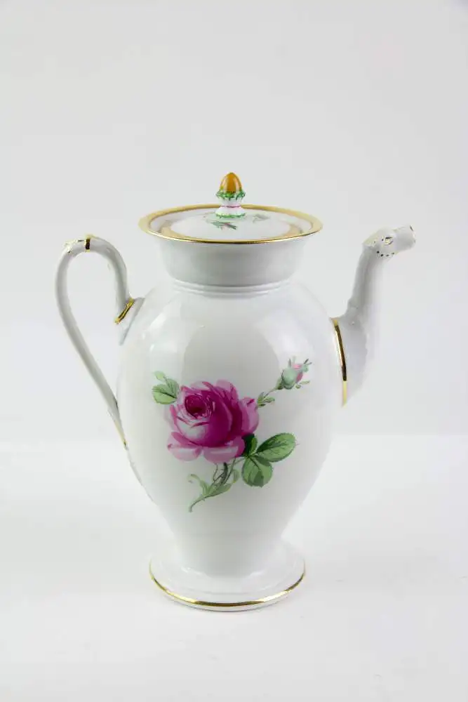 Service, 2. Hälfte 19. Jh., gemarkt Meißen, mit Rosen bemalt, goldverziert, Tassen mit bauchiger Form und hochgezogenem Henkel mit Schwanenkopf, 6-teilig, Kaffeekanne, Sahnekännchen, Zuckerdose mit Rosenknospe als Knauf, Vase, unbeschädigt. 4