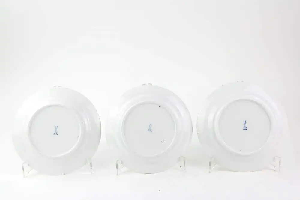 Service, 2. Hälfte 19. Jh., gemarkt Meißen, mit Rosen bemalt, goldverziert, Tassen mit bauchiger Form und hochgezogenem Henkel mit Schwanenkopf, 6-teilig, Kaffeekanne, Sahnekännchen, Zuckerdose mit Rosenknospe als Knauf, Vase, unbeschädigt. 5