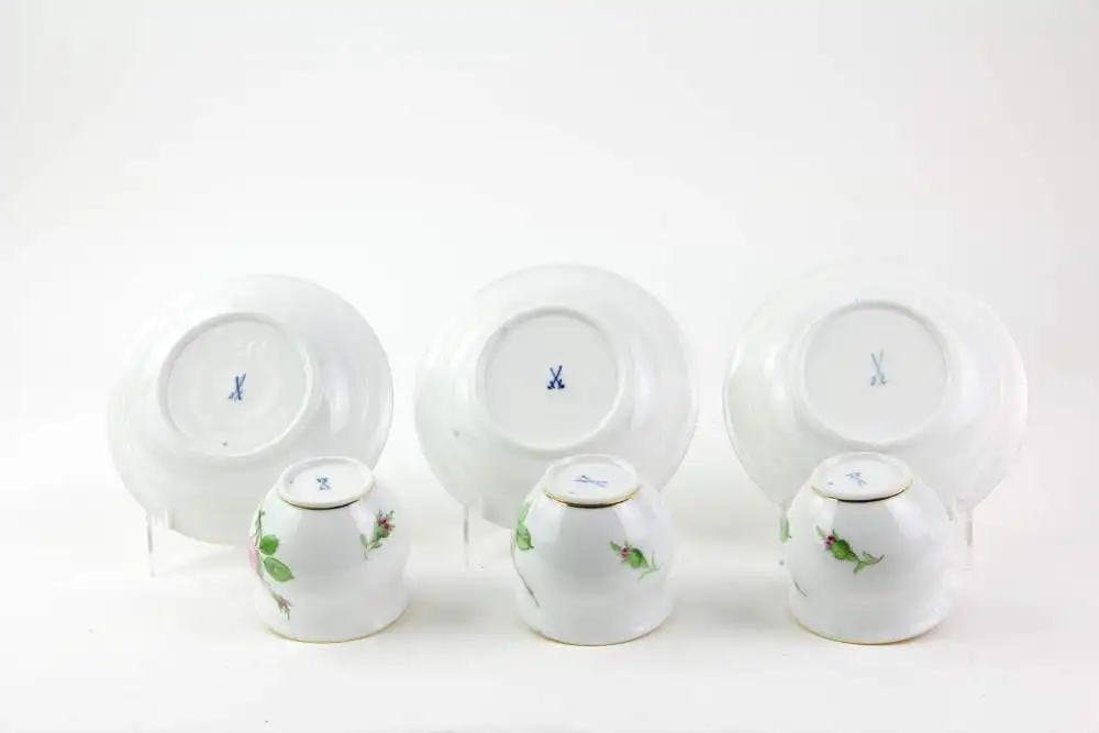 Service, 2. Hälfte 19. Jh., gemarkt Meißen, mit Rosen bemalt, goldverziert, Tassen mit bauchiger Form und hochgezogenem Henkel mit Schwanenkopf, 6-teilig, Kaffeekanne, Sahnekännchen, Zuckerdose mit Rosenknospe als Knauf, Vase, unbeschädigt. 6