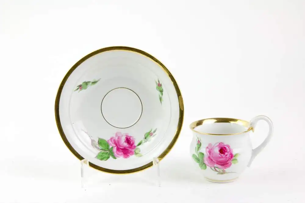 Service, 2. Hälfte 19. Jh., gemarkt Meißen, mit Rosen bemalt, goldverziert, Tassen mit bauchiger Form und hochgezogenem Henkel mit Schwanenkopf, 6-teilig, Kaffeekanne, Sahnekännchen, Zuckerdose mit Rosenknospe als Knauf, Vase, unbeschädigt. 8