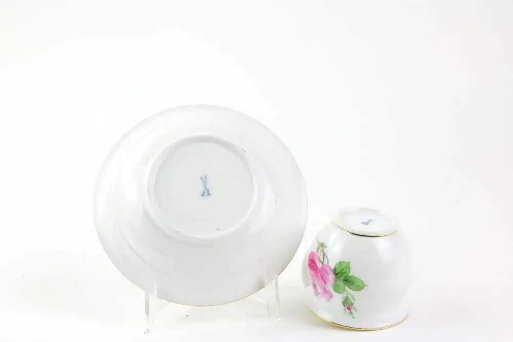 Service, 2. Hälfte 19. Jh., gemarkt Meißen, mit Rosen bemalt, goldverziert, Tassen mit bauchiger Form und hochgezogenem Henkel mit Schwanenkopf, 6-teilig, Kaffeekanne, Sahnekännchen, Zuckerdose mit Rosenknospe als Knauf, Vase, unbeschädigt. 9