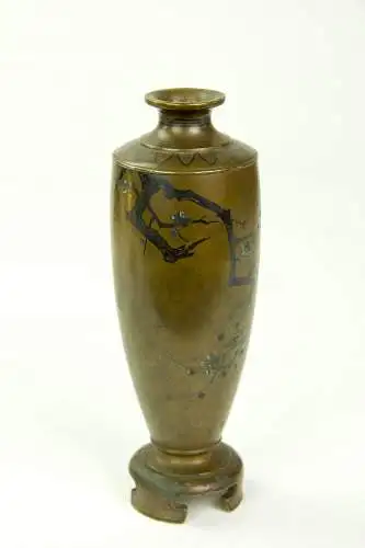 Kleine Vase, Japan, um 1900, Meiji-Zeit, Bronze, mit in Silber eingelegten Kirchblütenzweigen und Ornamenten verziert, eine Seite mit Delle und stärkeren Kratzern, am Stand Oxidationsflecke, Gebrauchsspuren, H: 16 cm.